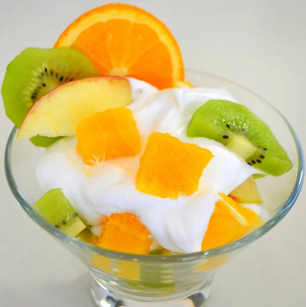 Postre - fruta con crema, kiwi, manzana y naranja —  Fotos de Stock