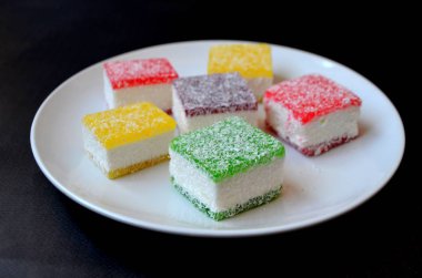 Çok renkli marmelat beyaz tabakta parçalar halinde dilimlenmiş