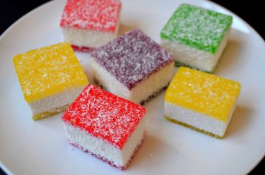 Çok renkli marmelat beyaz tabakta parçalar halinde dilimlenmiş