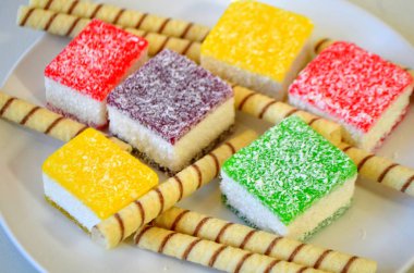 Çok renkli marmelat beyaz tabakta parçalar halinde dilimlenmiş