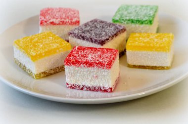 Çok renkli marmelat beyaz tabakta parçalar halinde dilimlenmiş