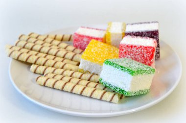 Çok renkli marmelat beyaz tabakta parçalar halinde dilimlenmiş