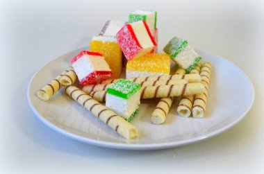 Çok renkli marmelat beyaz tabakta parçalar halinde dilimlenmiş