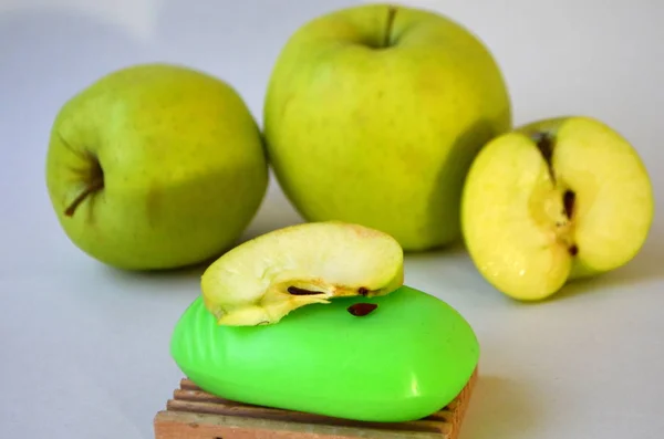 Зелёное яблочное мыло — стоковое фото