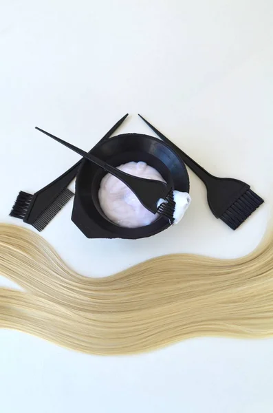 Краска и расческа для окрашивания волос и прядей — стоковое фото
