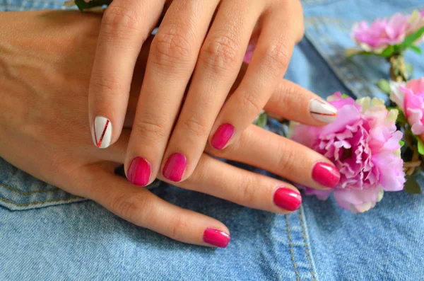 Manicura uñas rojas cortas y blancas en el dedo índice —  Fotos de Stock