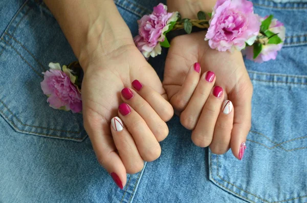 Manicura uñas rojas cortas y blancas en el dedo índice —  Fotos de Stock