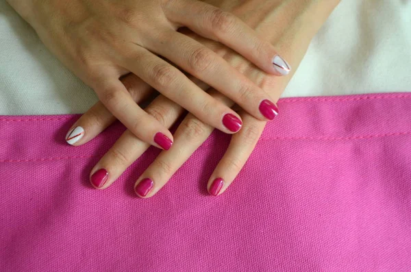 Manicura uñas rojas cortas y blancas en el dedo índice —  Fotos de Stock