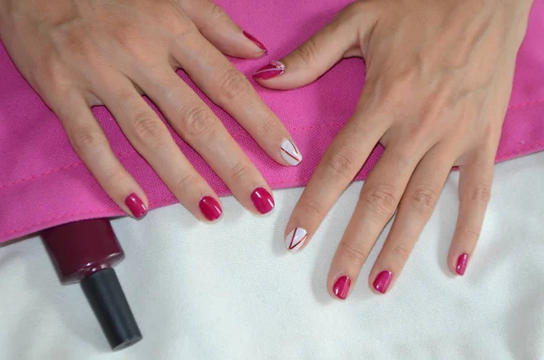 Manicura uñas rojas cortas y blancas en el dedo índice —  Fotos de Stock