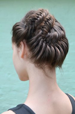 Orta uzunlukta - balık kuyruğu üzerinde saç modeli örgü