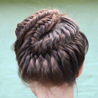 Orta uzunlukta - balık kuyruğu üzerinde saç modeli örgü