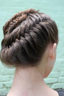 Orta uzunlukta - balık kuyruğu üzerinde saç modeli örgü