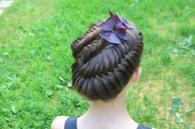 Orta uzunlukta - balık kuyruğu üzerinde saç modeli örgü