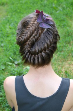 Orta uzunlukta - balık kuyruğu üzerinde saç modeli örgü