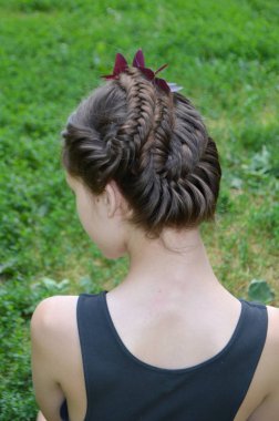 Orta uzunlukta - balık kuyruğu üzerinde saç modeli örgü