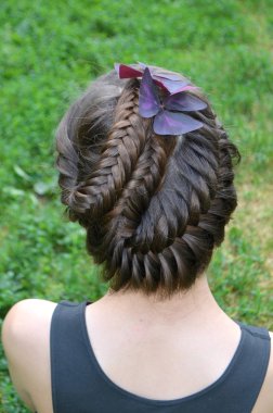 Orta uzunlukta - balık kuyruğu üzerinde saç modeli örgü