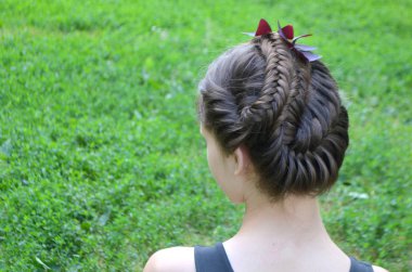 Orta uzunlukta - balık kuyruğu üzerinde saç modeli örgü