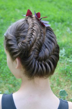 Orta uzunlukta - balık kuyruğu üzerinde saç modeli örgü