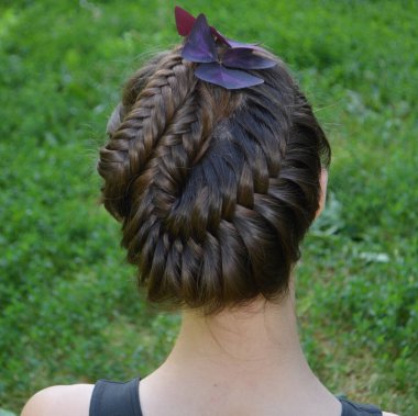 Orta uzunlukta - balık kuyruğu üzerinde saç modeli örgü