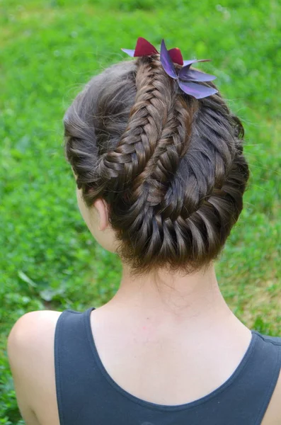 Coiffure tressant sur la longueur moyenne queue de poisson — Photo