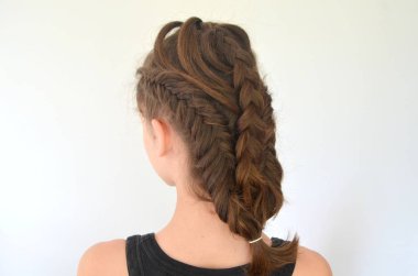 Orta uzunlukta - balık kuyruğu üzerinde saç modeli örgü