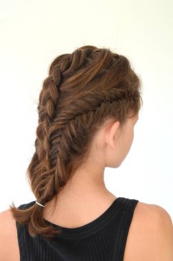 Orta uzunlukta - balık kuyruğu üzerinde saç modeli örgü