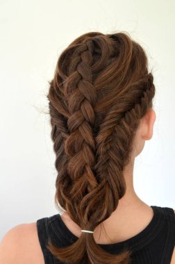 Orta uzunlukta - balık kuyruğu üzerinde saç modeli örgü