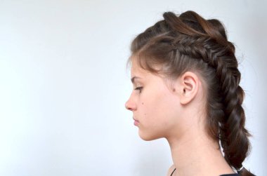 Orta uzunlukta - balık kuyruğu üzerinde saç modeli örgü