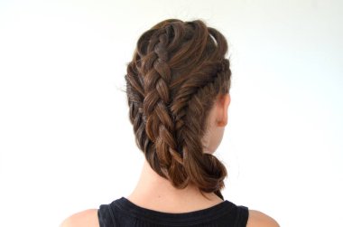 Orta uzunlukta - balık kuyruğu üzerinde saç modeli örgü