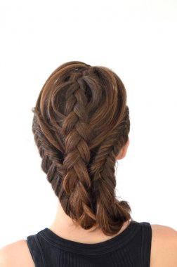 Orta uzunlukta - balık kuyruğu üzerinde saç modeli örgü