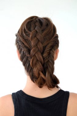 Orta uzunlukta - balık kuyruğu üzerinde saç modeli örgü