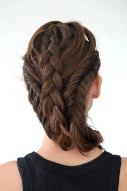 Orta uzunlukta - balık kuyruğu üzerinde saç modeli örgü