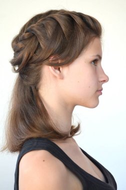 Orta uzunlukta - Kahverengi saç üzerinde saç modeli örgü