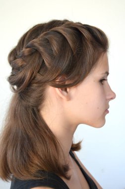 Orta uzunlukta - Kahverengi saç üzerinde saç modeli örgü