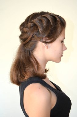 Orta uzunlukta - Kahverengi saç üzerinde saç modeli örgü