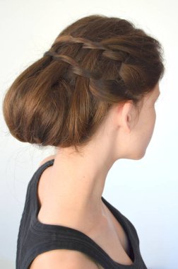 Orta uzunlukta - Kahverengi saç üzerinde saç modeli örgü