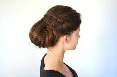 Orta uzunlukta - Kahverengi saç üzerinde saç modeli örgü