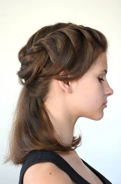 Trança de penteado em comprimento médio - Cabelo castanho — Fotografia de Stock