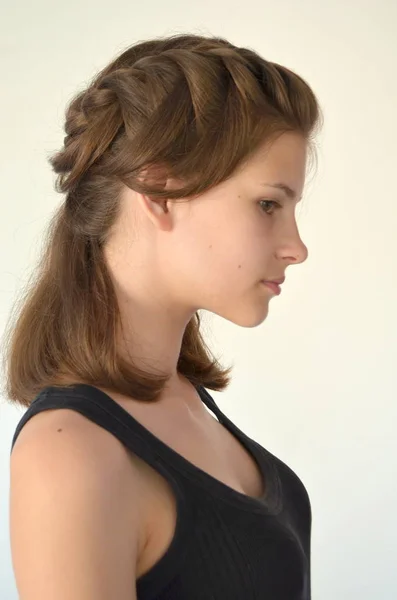 Зачіска переплетений на середньої довжини - каштанове волосся — стокове фото