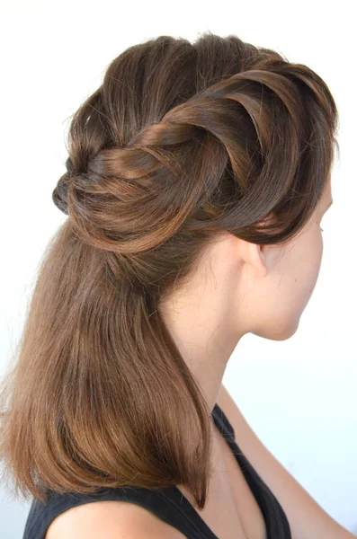 Trança de penteado em comprimento médio - Cabelo castanho — Fotografia de Stock