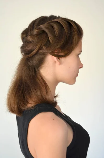 Trança de penteado em comprimento médio - Cabelo castanho — Fotografia de Stock