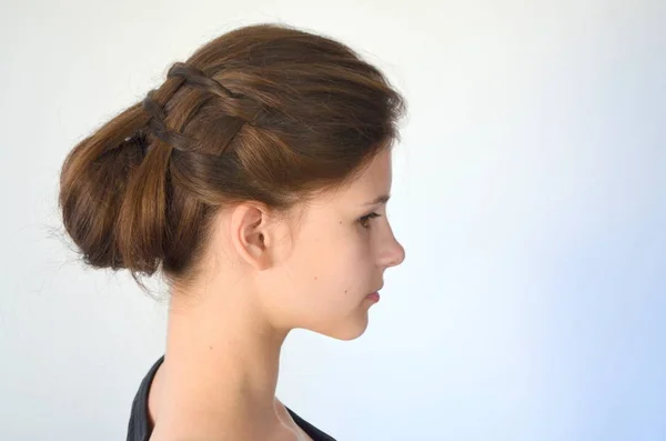 Trança de penteado em comprimento médio - Cabelo castanho — Fotografia de Stock