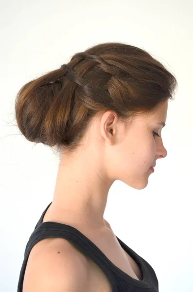 Trança de penteado em comprimento médio - Cabelo castanho — Fotografia de Stock