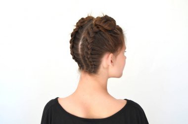 Orta uzunlukta - Kahverengi saç üzerinde saç modeli örgü