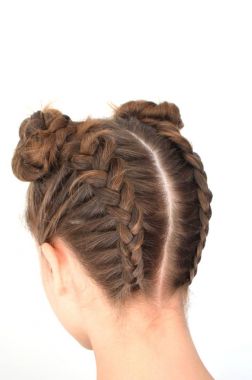 Orta uzunlukta - Kahverengi saç üzerinde saç modeli örgü