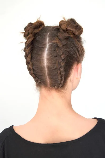 Плетение волос средней длины - каштановые волосы — стоковое фото