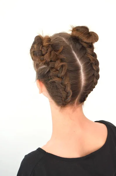 Trança de penteado em comprimento médio - Cabelo castanho — Fotografia de Stock