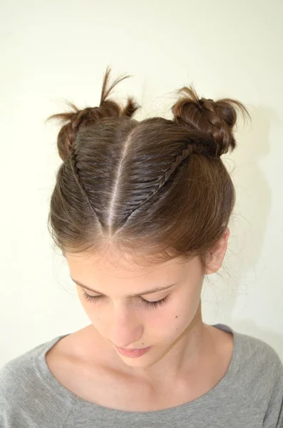 Зачіска плетіння на середній довжині — стокове фото