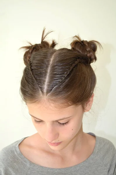 Trança penteado em comprimento médio — Fotografia de Stock