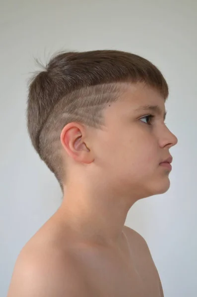 Menino com corte de cabelo assimétrico — Fotografia de Stock